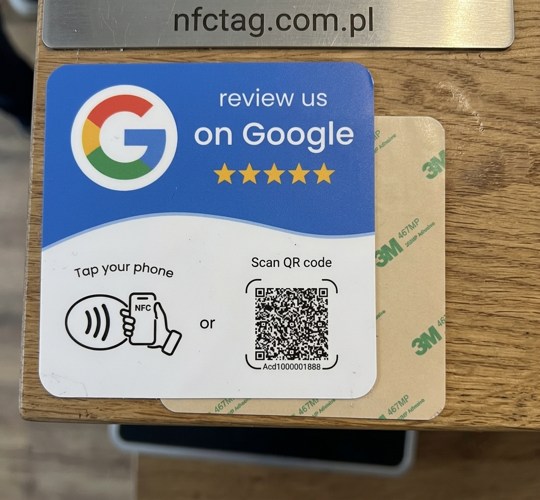 NTAG215 Kunststoffschild review us on Google mit NFC, QR-Code und Kleber auf der Rückseite
