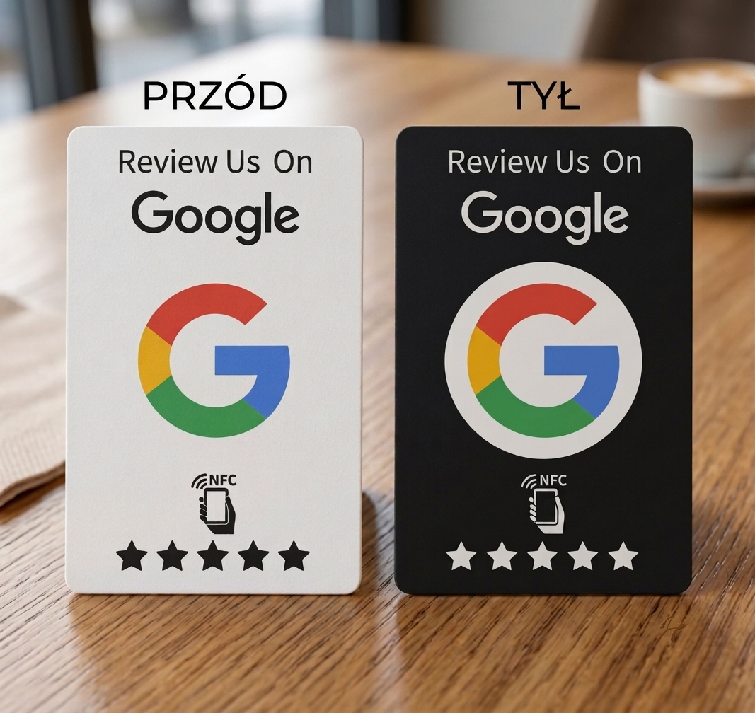 Weiße und schwarze NFC-Karte Review us on Google — Vorder- und Rückseite — auf einem Holztisch
